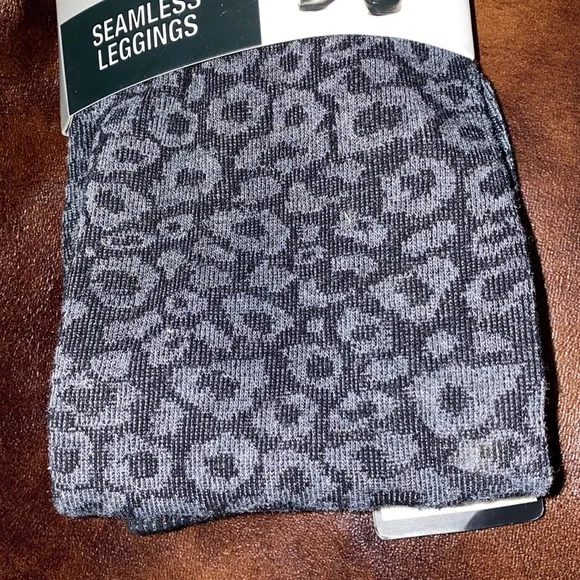 🌵Brand new seamless leggings! - Picture 3 of 6